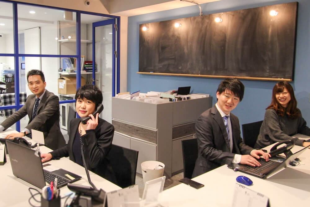 川崎市老人ホーム紹介センター 店舗と対応しているスタッフ